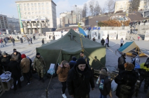 На Майдане демонтируют палатки