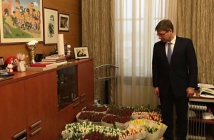 Мэр Риги поздравил женщин с 8 марта (ФОТО)