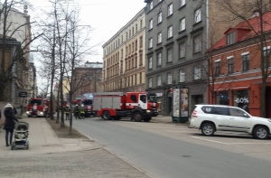 Вчера из горящей квартиры на улице Стабу эвакуированы два человека