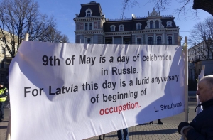 В Риге прошли пикеты за справедливое отношение к легионерам (ФОТО, ВИДЕО)