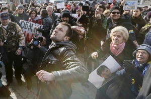 Пикет в поддержку Савченко: здание посольства РФ забросали яйцами