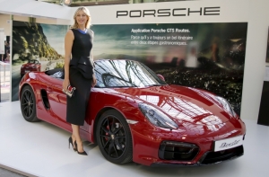 Компания Porsche приостановила сотрудничество с Шараповой