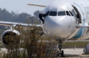 Пояс со взрывчаткой угонщика самолета Egypt Air оказался фальшивкой