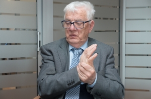 Раймонд Паулс: колоссальное занятие – косить газон (ВИДЕО)