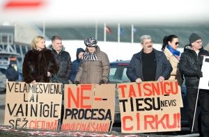 Пострадавшие в Золитуде выступают против закрытых судебных заседаний (ВИДЕО)