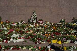 Молодежь у памятника Свободы раздает буклеты о латышском легионе