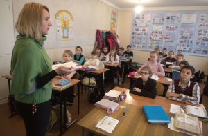 СБУ: украинские чиновники разворовали деньги на школьные обеды в Донбассе