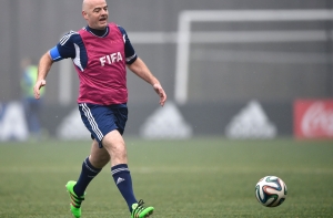 Инфантино провел первый день на посту главы ФИФА на футбольном поле (ВИДЕО)