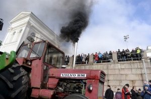 Финские фермеры устроили «тракторный марш» (ФОТО)