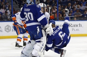 В матче НХЛ игрок сломан ногу (ВИДЕО)