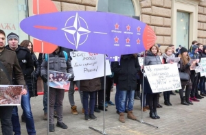 Во время визита Керри в Москву организовали акцию «НАТО в крови»
