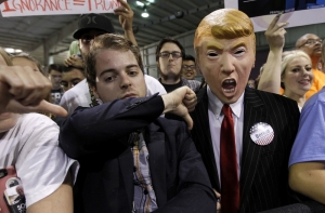 Американцам предложили избить Трампа и «помочиться» на него (ВИДЕО)