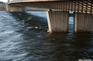 На Даугаве задержан плот с контрабандными сигаретами