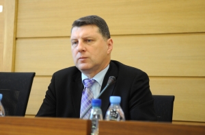 Президент Латвии продолжает лечение