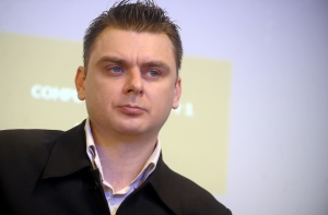 Суд оправдал обвиненного в оскорблении флага Латвии Осипова