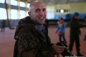 Британский «прокремлевский блогер» все еще надеется приехать в Латвию