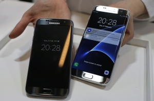 Новые смартфоны Samsung и iPhone прошли тест водой (ВИДЕО)