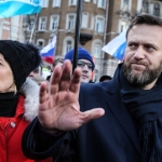 Российского оппозиционера Навального закидали пирожными и презервативами