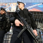 При усиленных мерах безопасности начался матч сборных Франции и России (ФОТО)