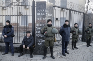 Российское посольство в Киеве забросали камнями и облили йодом