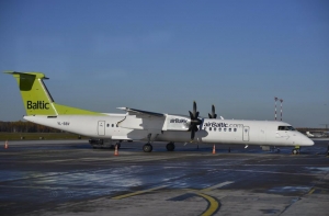 В стекло самолета airBaltic при взлете попал камень