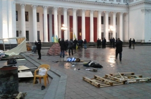 Митингующие заблокировали здание мэрии Одессы