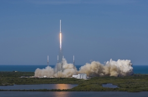 SpaceX впервые успешно посадила ракету на платформу в море (ВИДЕО)