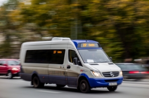 В центре Риги произошло ДТП с тремя микроавтобусами