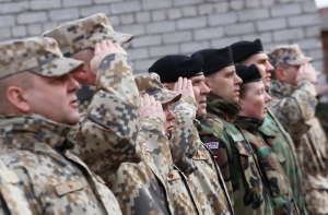 Новые лопатки земессаргов сломались спустя 5 минут (ФОТО)