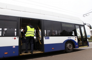 Rīgas satiksme: безбилетники ведут себя агрессивно почти каждый день (АУДИО)