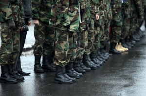 Депутат: новые ботинки яунсаргов не помогут защитить страну (АУДИО)