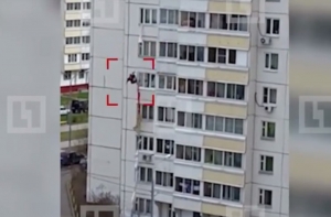 Спускавшийся на простынях москвич сорвался с шестого этажа (ВИДЕО)