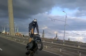 Ролик с безумными трюками на Вантовом мосту стал хитом YouTube (ВИДЕО)