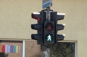 Пьяные юноши украли светофор в центре Риги