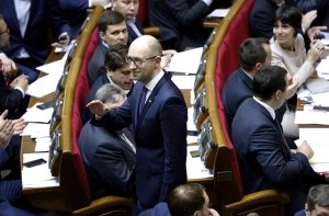 Яценюк поздравил Порошенко с преодолением политического кризиса
