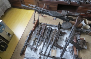 По всей Латвии прошли обыски: изъято много оружия и взрывчатки (ФОТО)