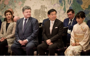 Руководитель фракции Порошенко заснул на встрече с японским премьером