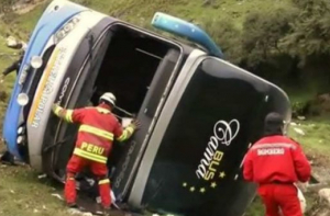 В Перу при падении автобуса в пропасть погибли более 20 человек (ФОТО)