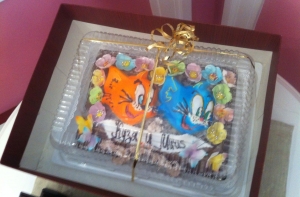 Ушакову в Минске подарили торт с Кузей и Мурисом