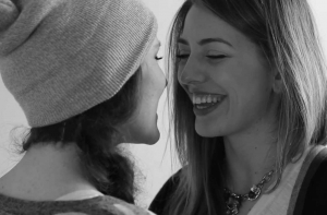 First kiss: нескольких незнакомцев попросили поцеловаться впервые