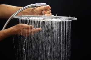 Из душа жителя Риги льется алкоголь