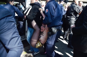 Активистки Femen разделись в Париже в честь Первомая