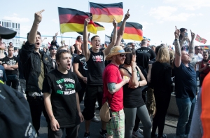 В Берлине проходят массовые акции за и против Меркель