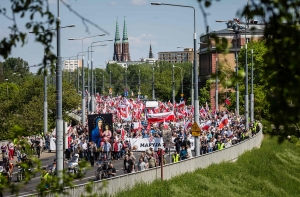В Варшаве десятки тысяч человек вышли на антиправительственный марш