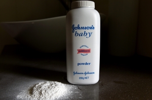 Johnson&Johnson выплатит $55 млн заболевшей раком женщине