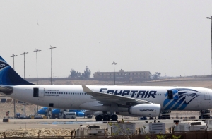 Власти Египта допустили падение самолета EgyptAir в море