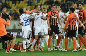 Футболисты киевского «Динамо» и донецкого «Шахтера» подрались во время матча