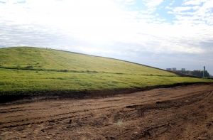 По горе на улице Деглава ходят люди с гробом