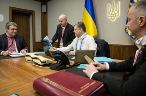 Порошенко пришел на работу в вышиванке