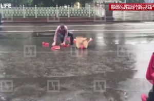 Рассыпавшиеся фаллоимитаторы парализовали движение в центре Москвы